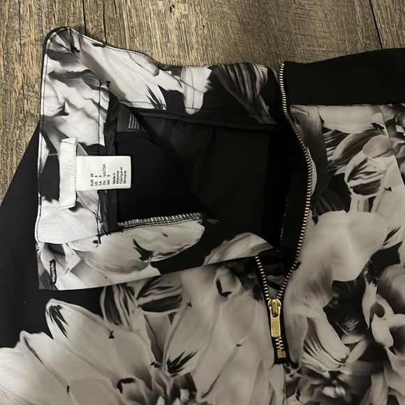 H&M PENCIL SKIRT - Picture 3 of 4